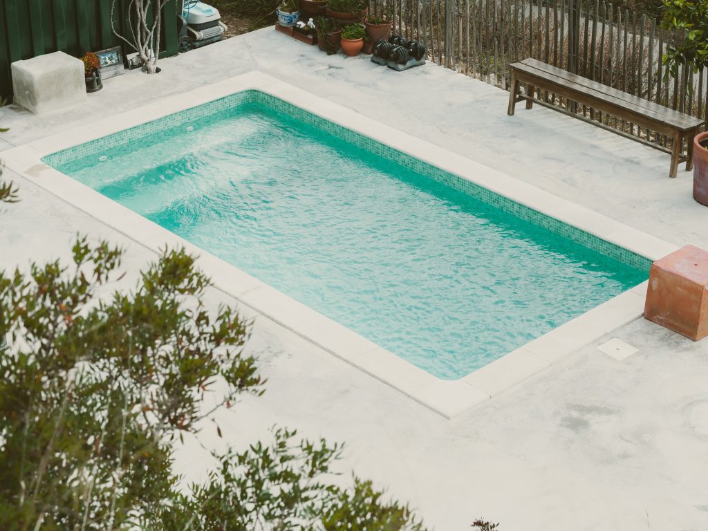 Milazzo Piscine, expert en entretien de piscines. Forts de plus de 10 ans d'expérience, nous garantissons hygiène et propreté. Confiez-nous votre piscine pour une expérience sans effort grace à nos abonnements saisonniers ou annuels.